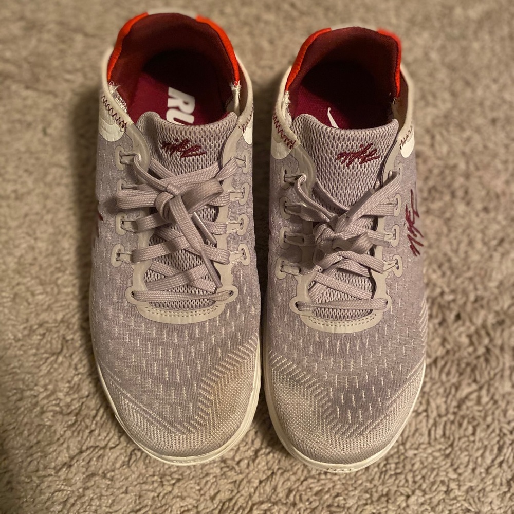 Nike tennis shoes, free runs